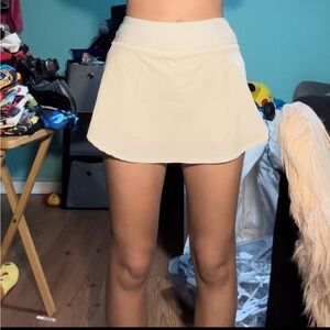 size: extra small.     pocket in the back and pants inside with pockets